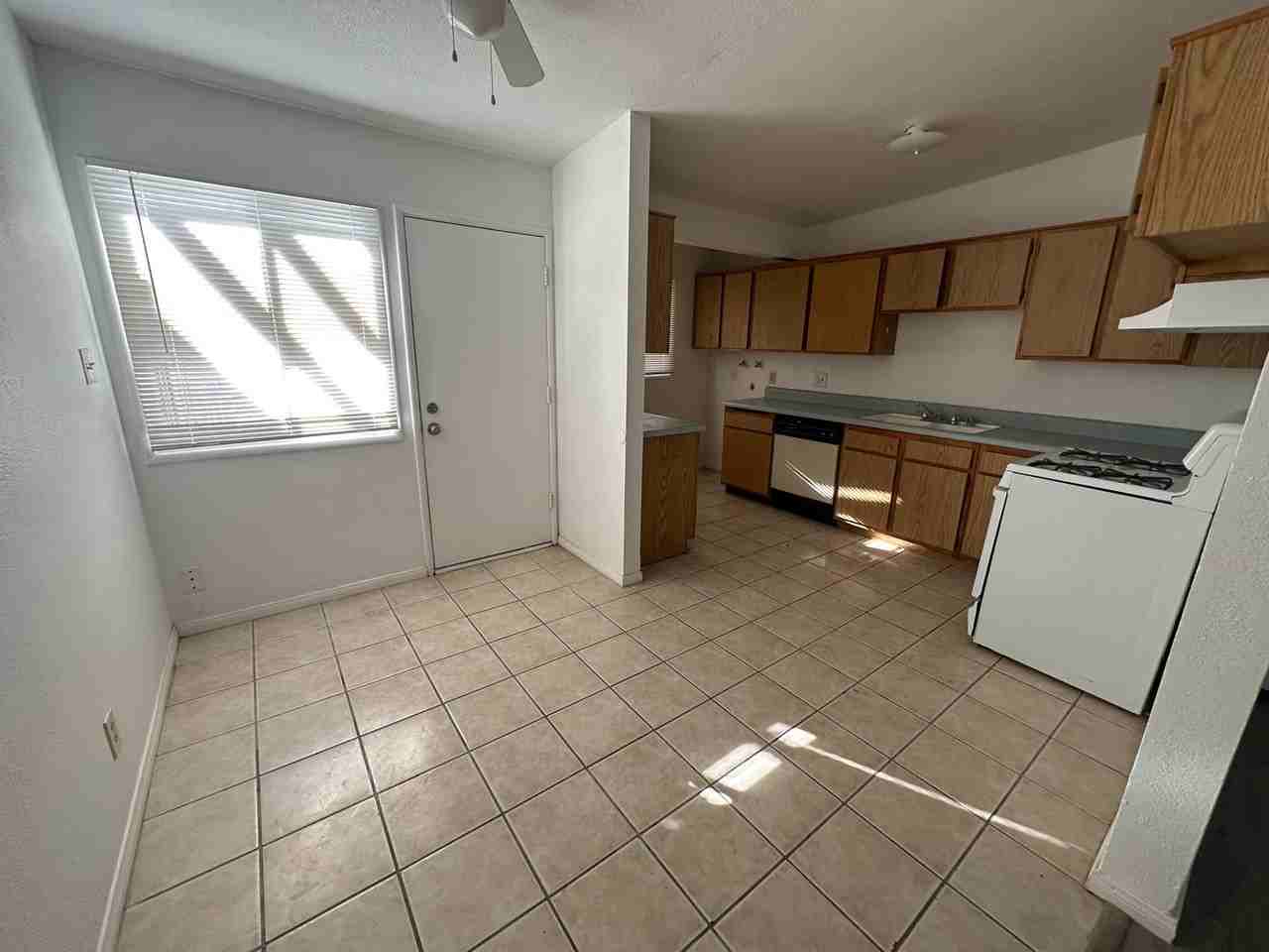 240 Palm Dr - Photo 4 of 13