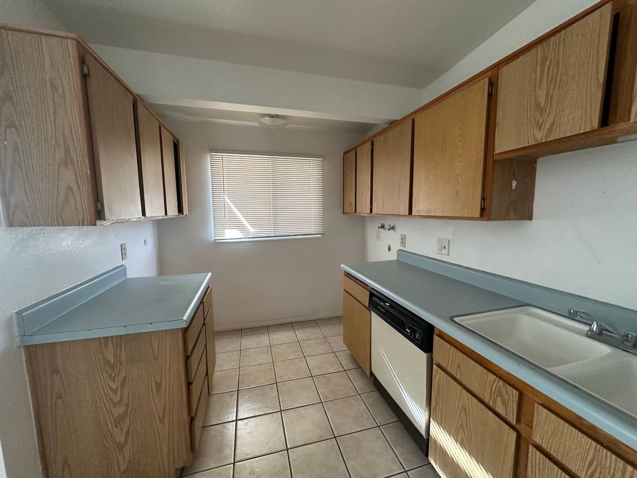 240 Palm Dr - Photo 5 of 13