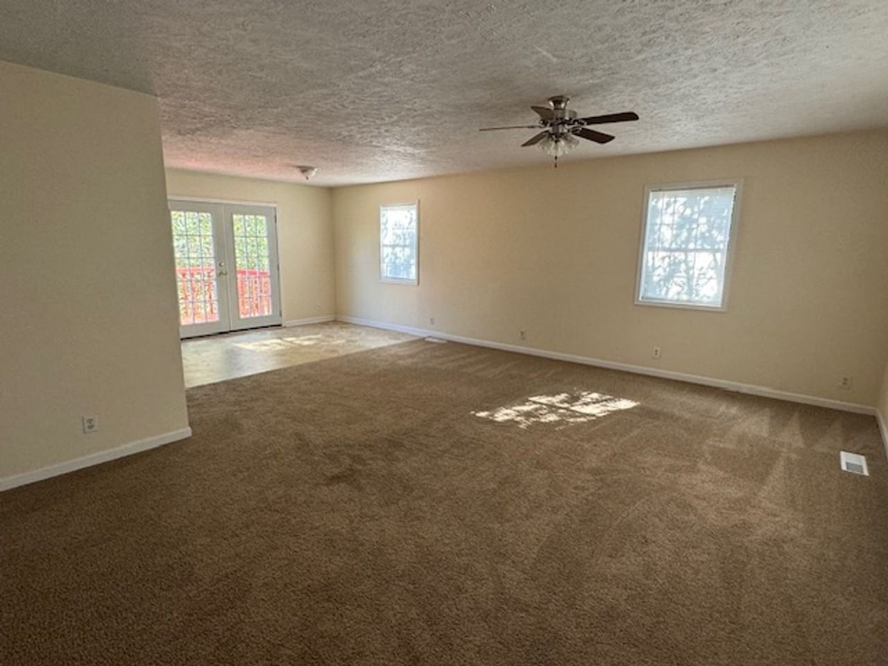 271 Abbottsford Rd - Photo 2 of 7