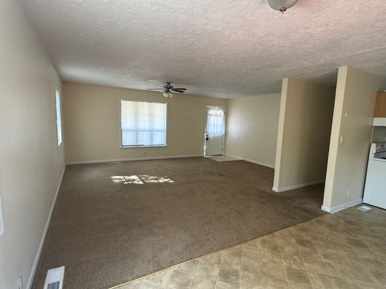 271 Abbottsford Rd - Photo 3 of 7