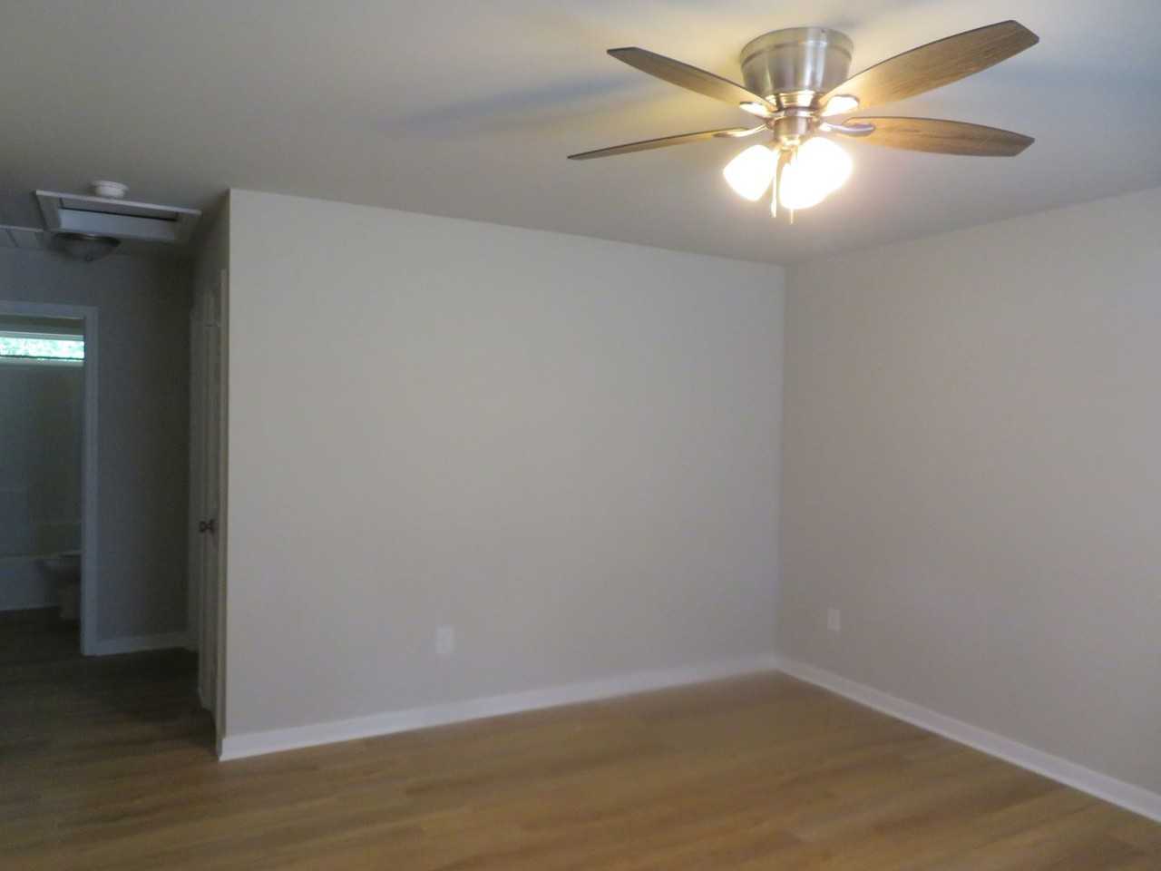 15801 Meridian Ave - Photo 2 of 14