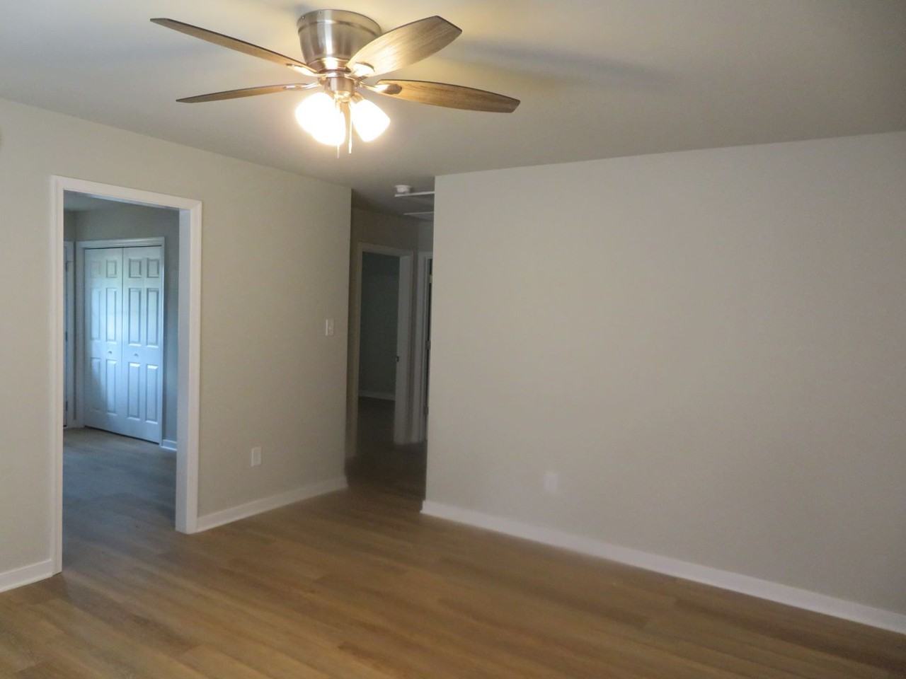 15801 Meridian Ave - Photo 3 of 14