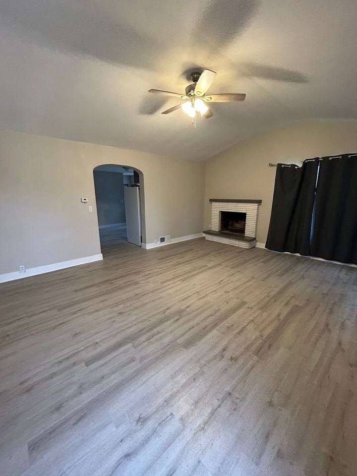 1720 W Maple St - Photo 2 of 10