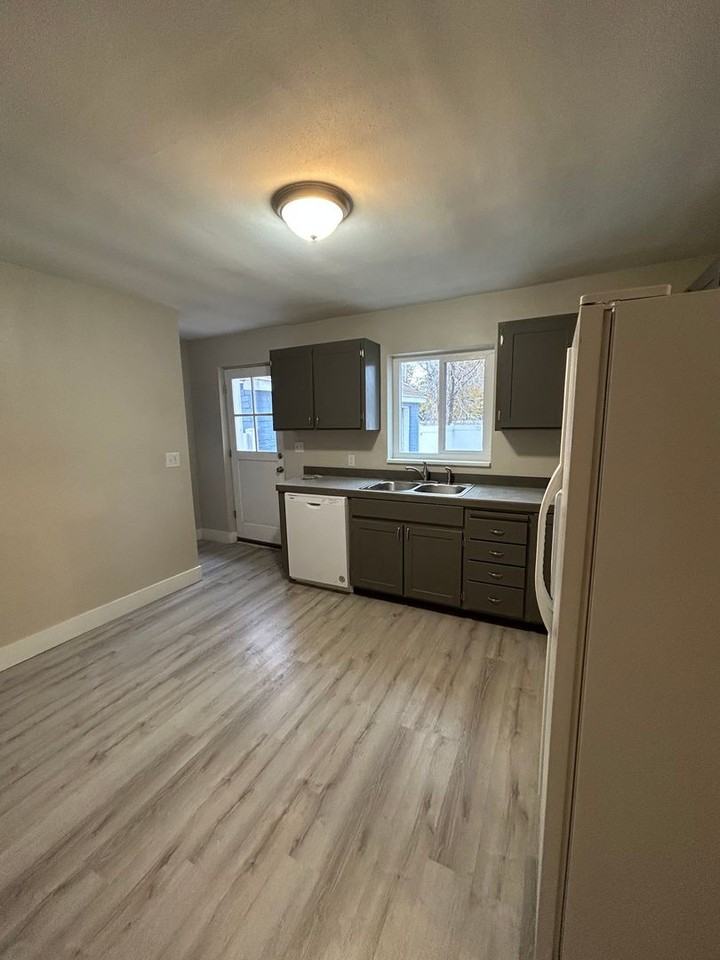 1720 W Maple St - Photo 3 of 10