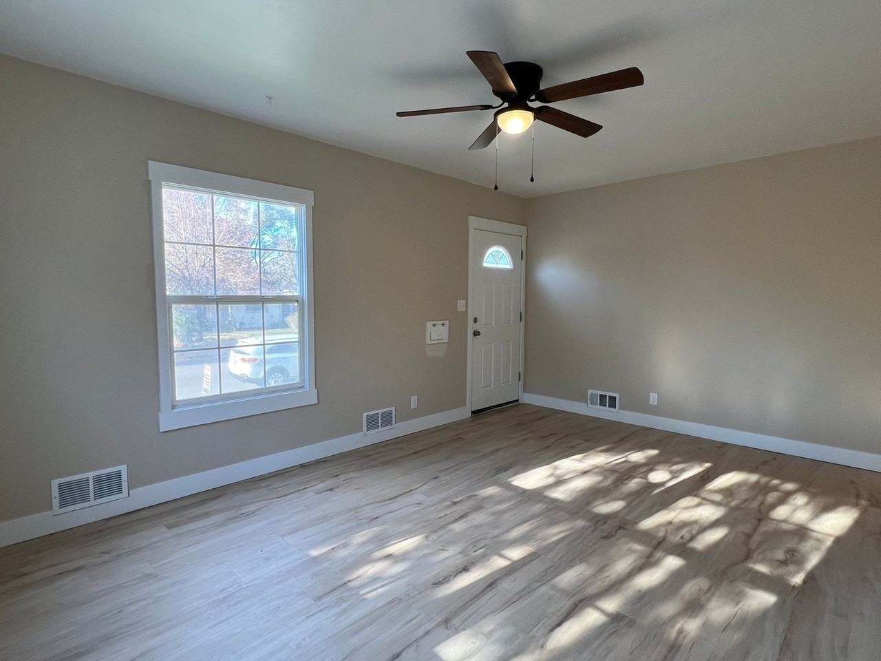 144 S 14th Ave - Photo 4 of 28