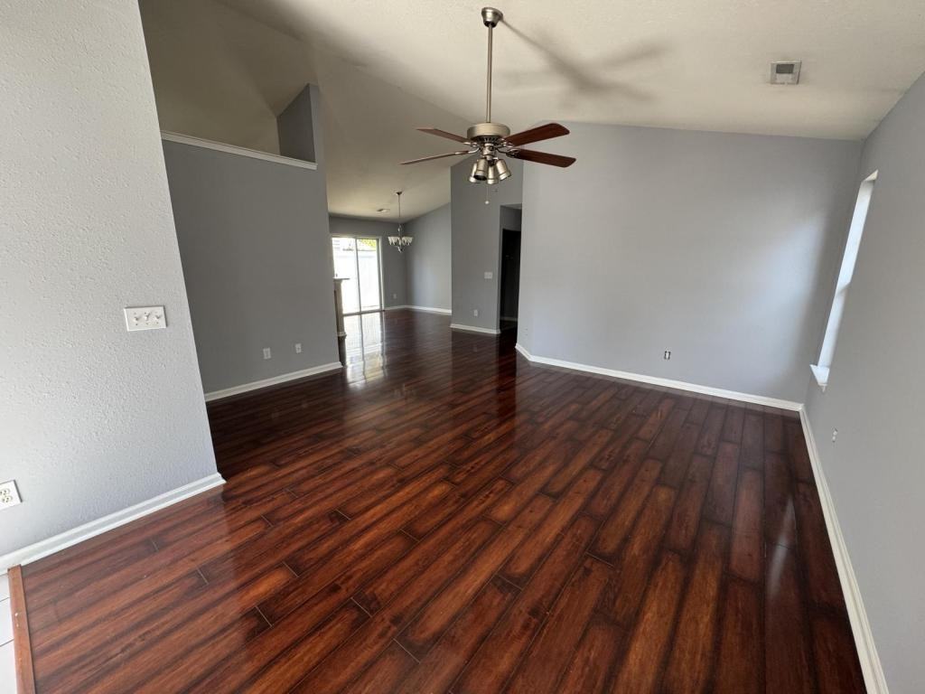 884 Silvercrest Dr - Photo 2 of 14