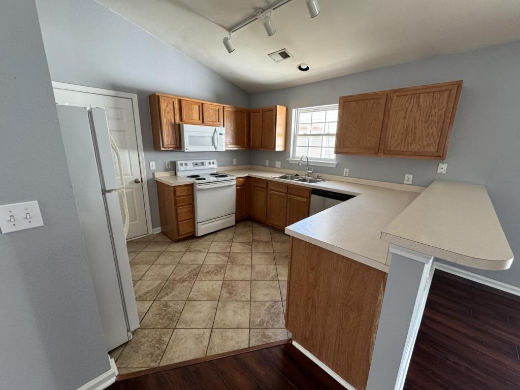 884 Silvercrest Dr - Photo 4 of 14