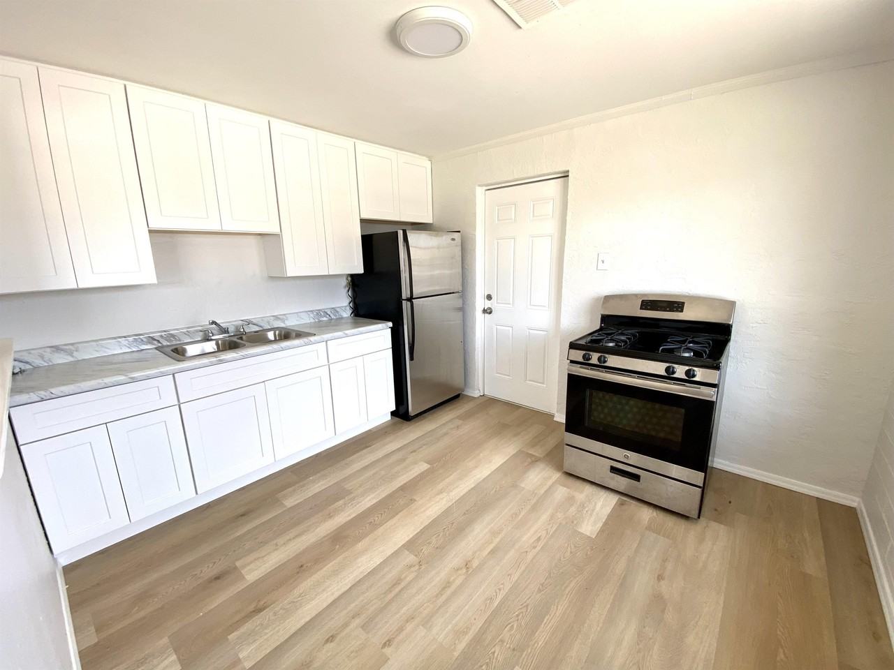 3041 W Pierson St - Photo 2 of 11