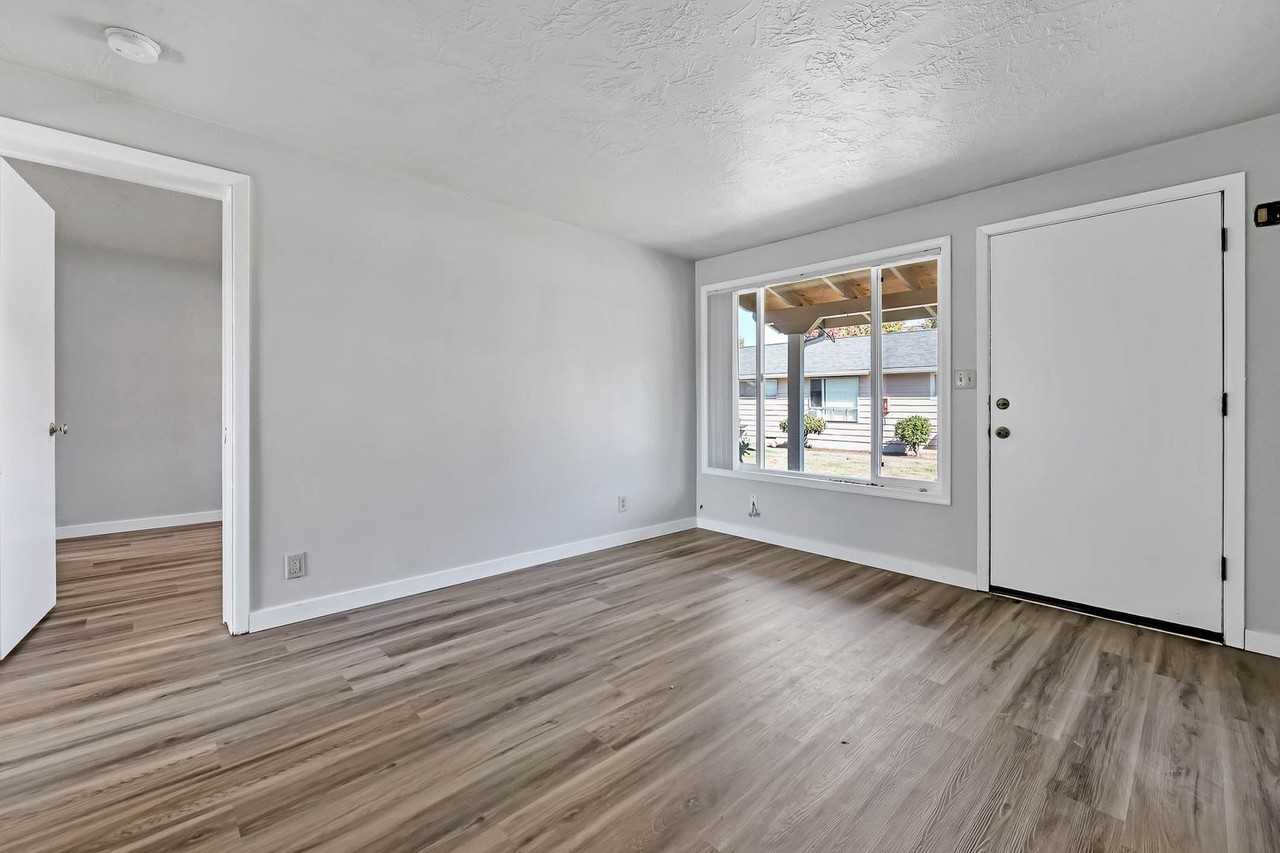 148 25th St Ne - Photo 3 of 16