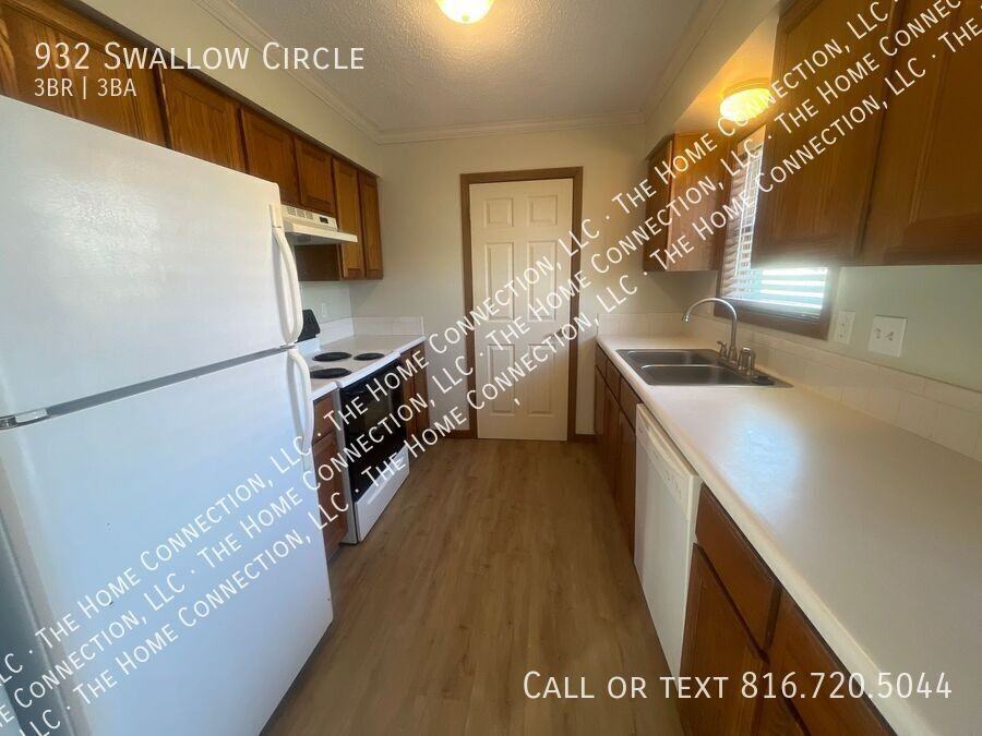 932 Swallow Cir - Photo 5 of 13