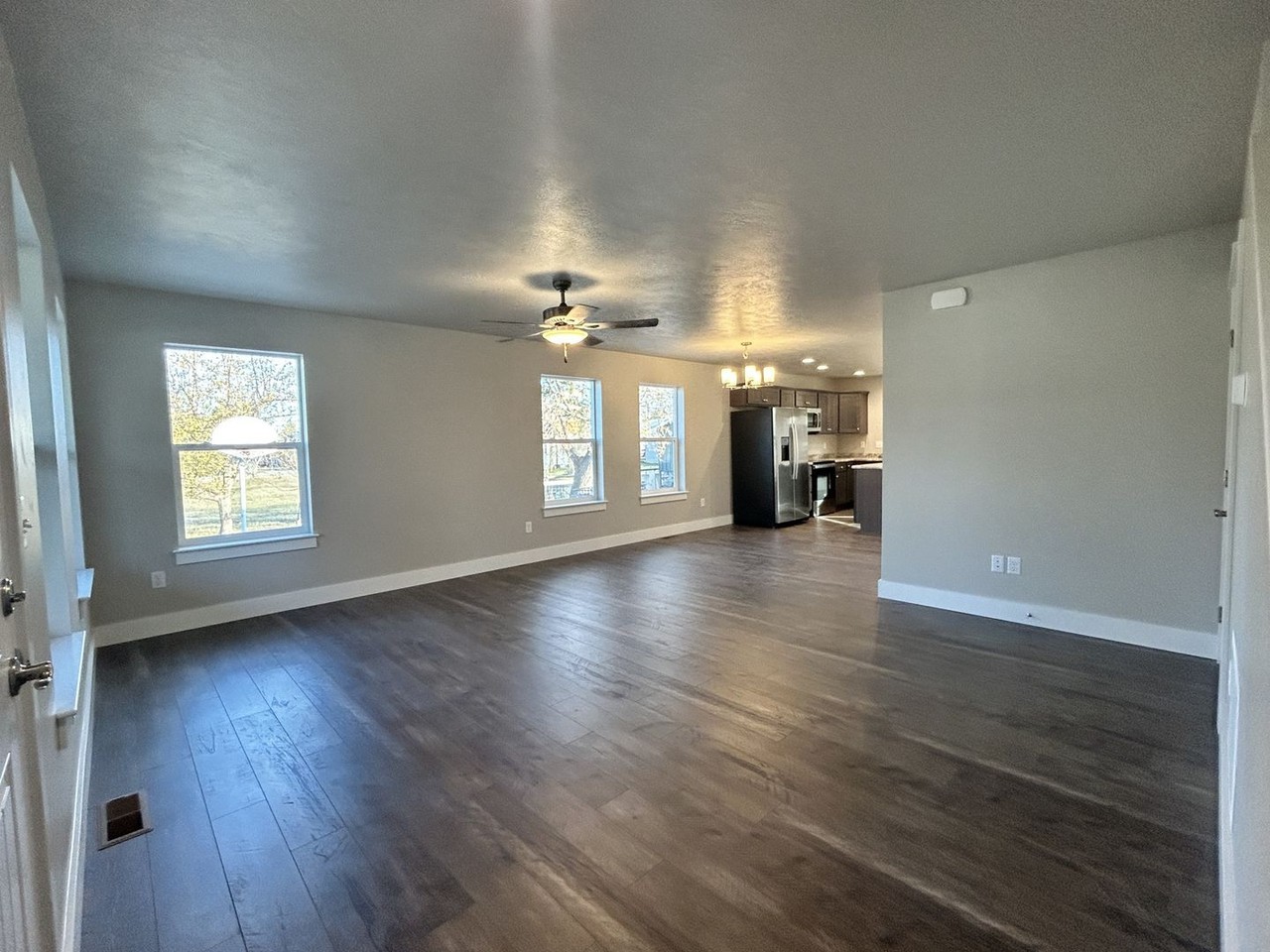 112 Erie Ave - Photo 2 of 36
