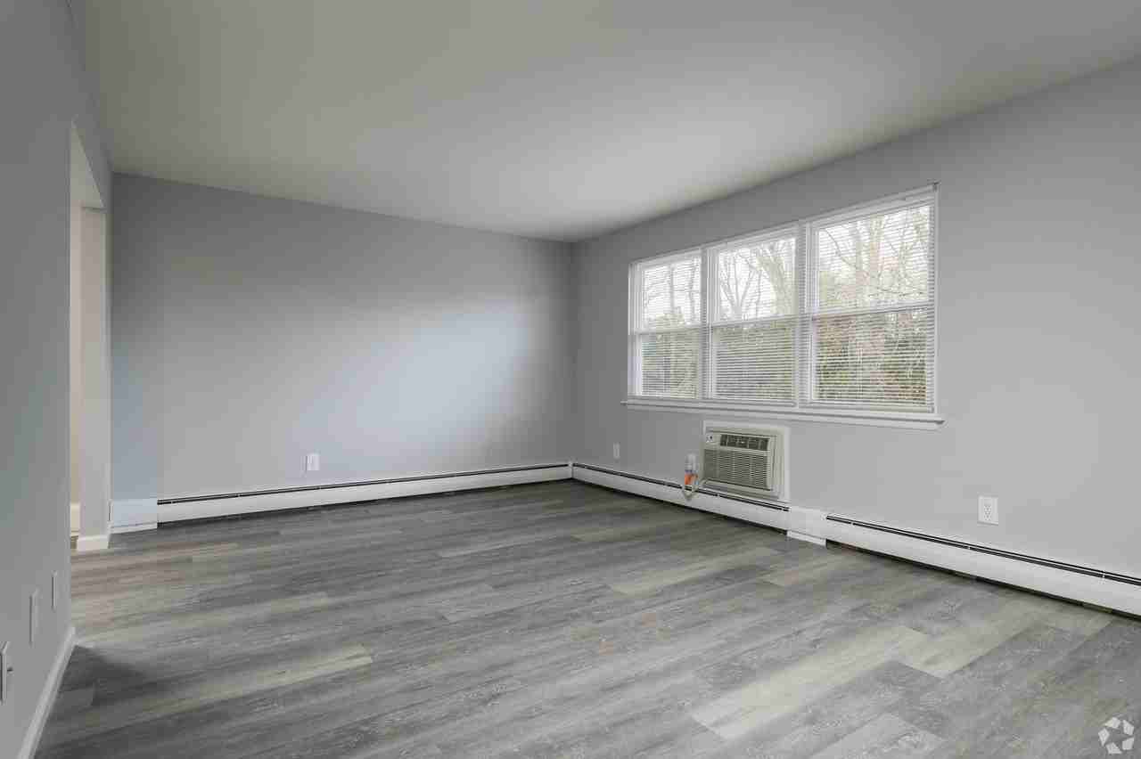 Townbank Manor - Photo 6 of 38