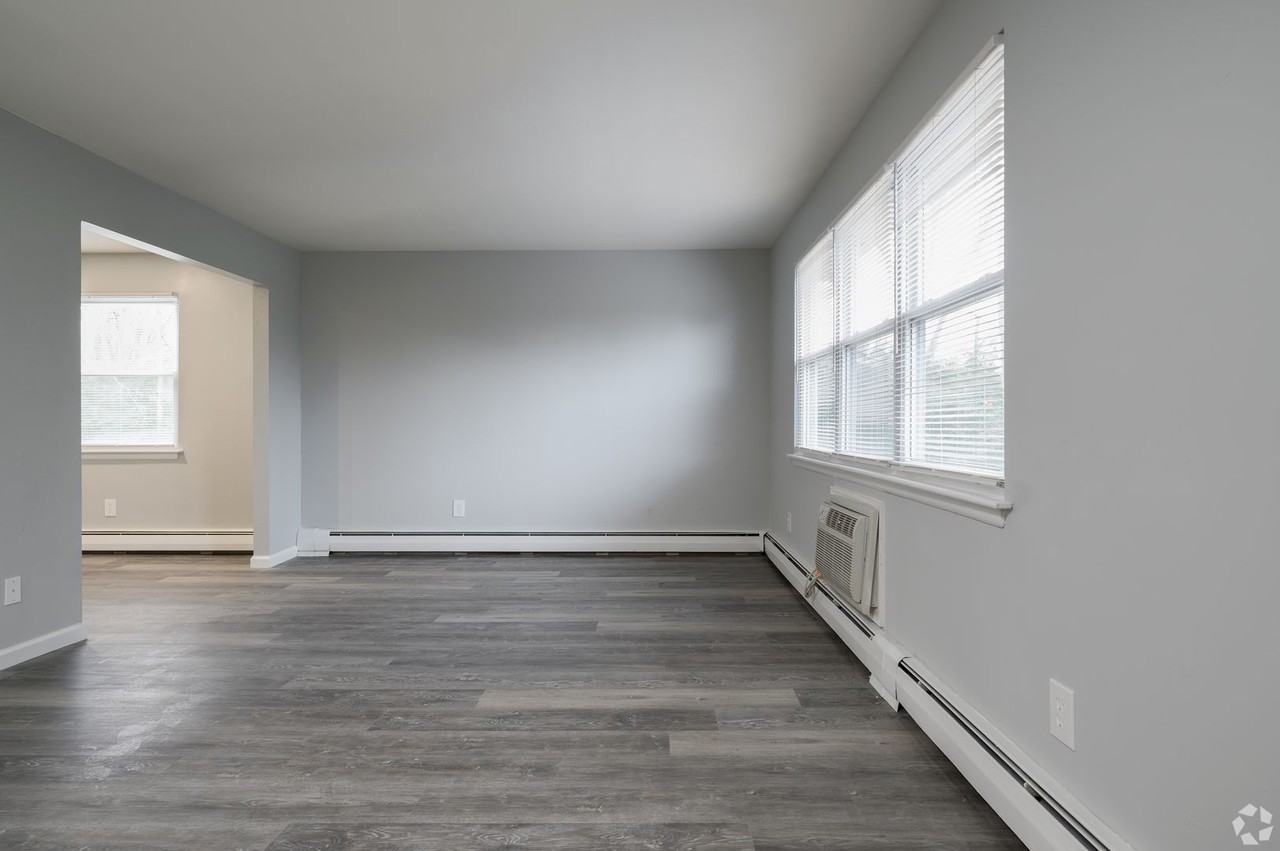 Townbank Manor - Photo 7 of 38