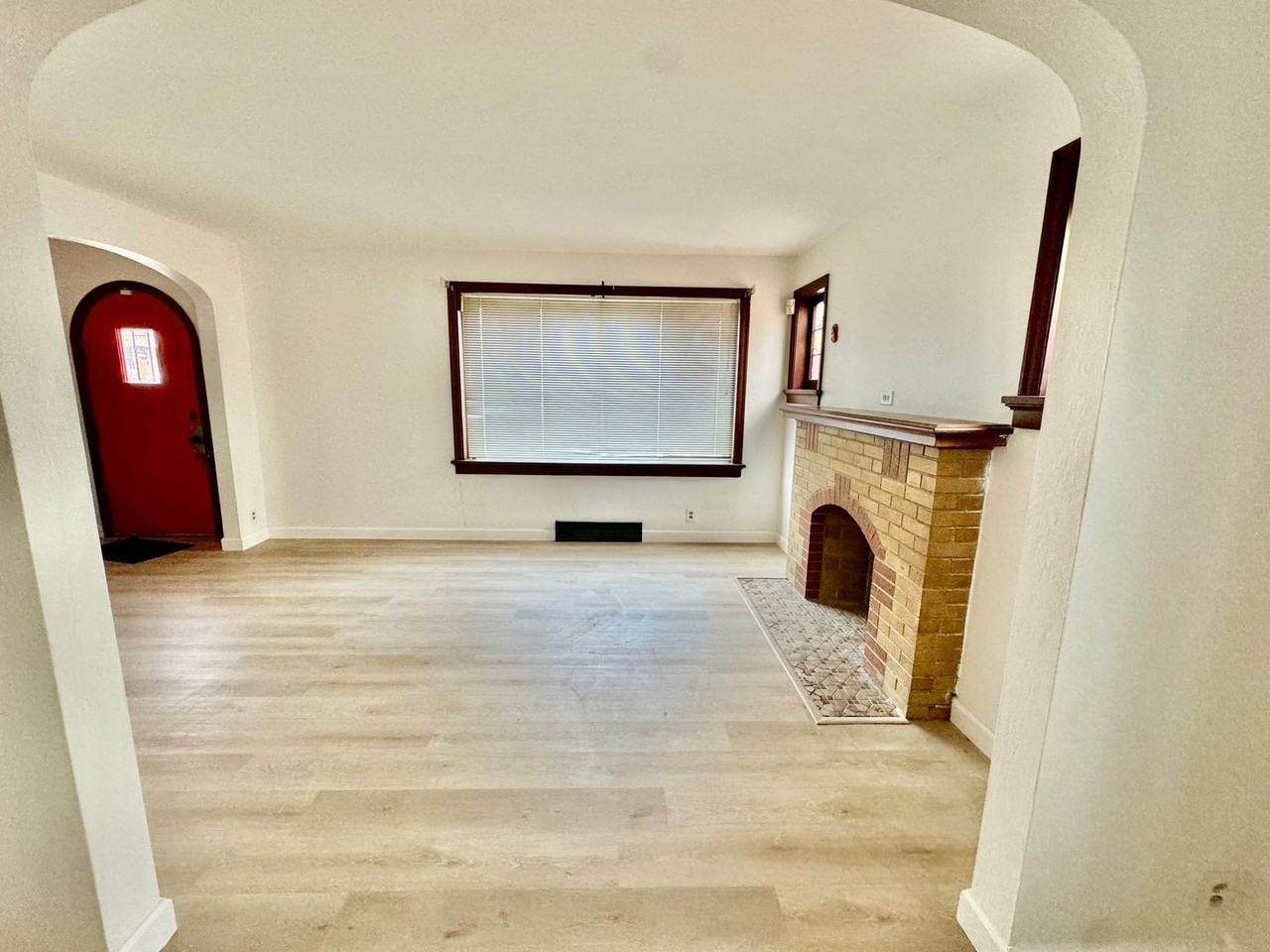 5034 Queens Ave - Photo 3 of 12