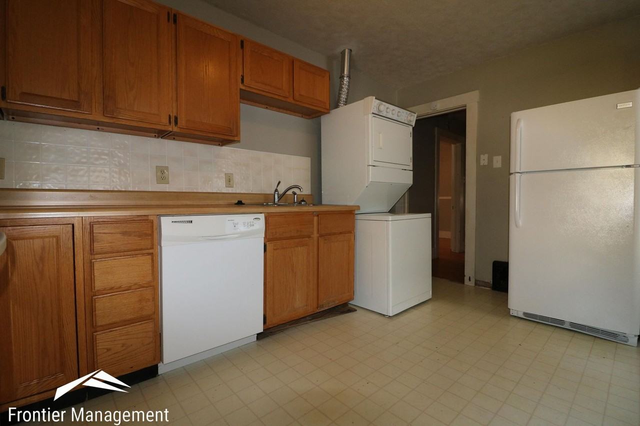 1649 Fairchild Ave - Photo 6 of 34