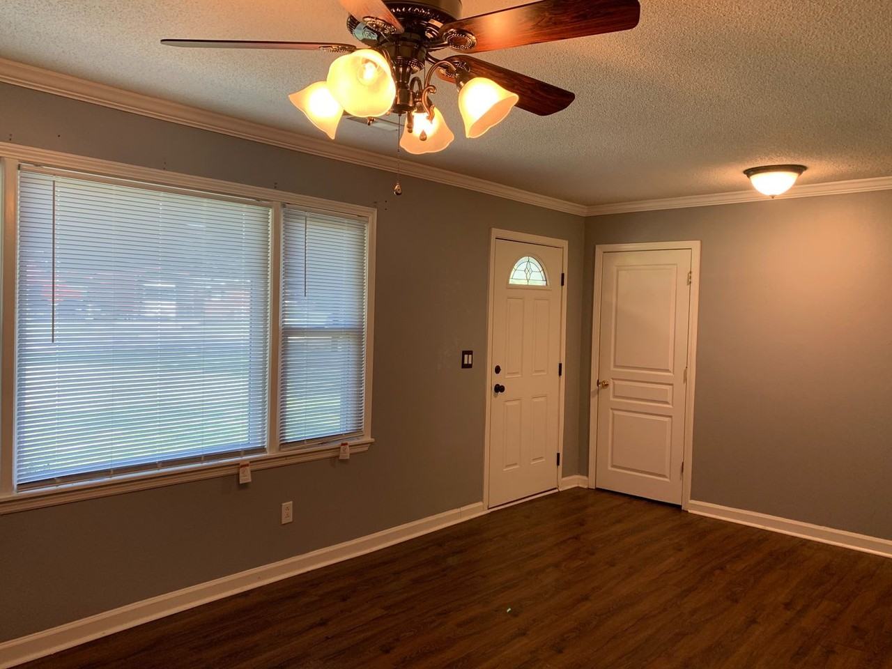 912 Royal Trl - Photo 2 of 18