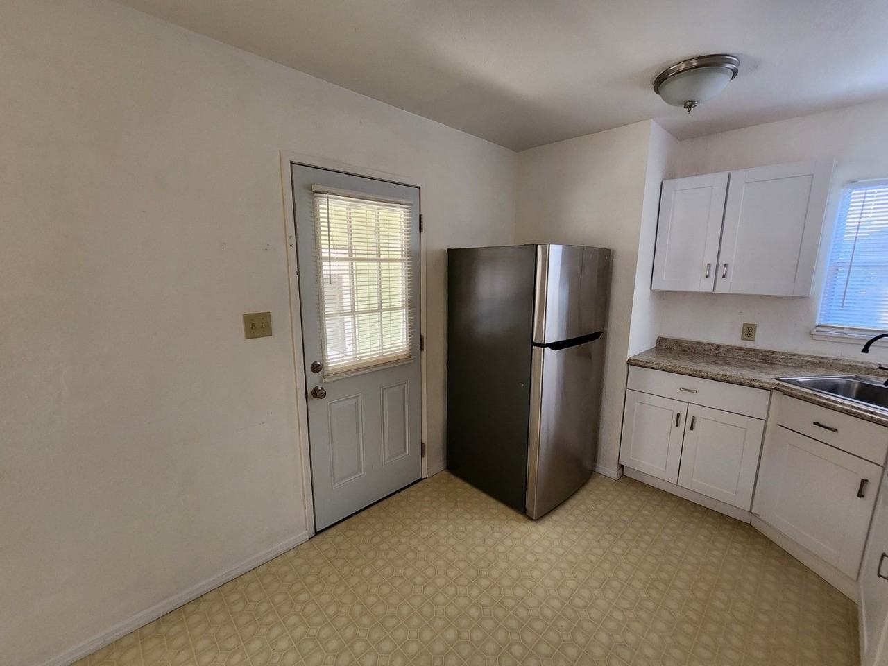 150 1/2 6th St - Photo 3 of 15