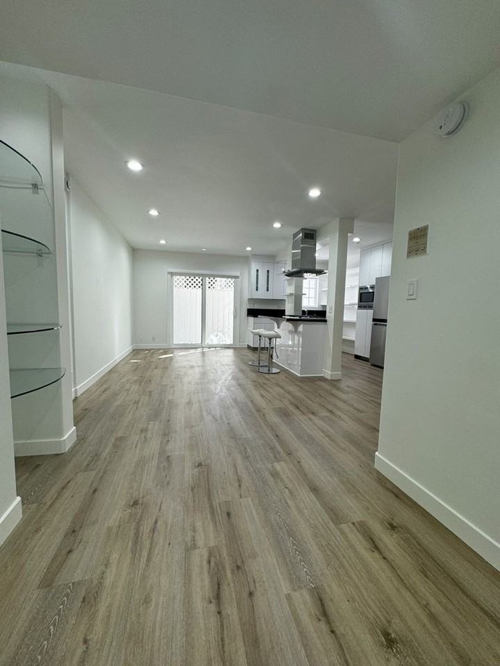 1331 Roxbury Dr #2 - Photo 3 of 19