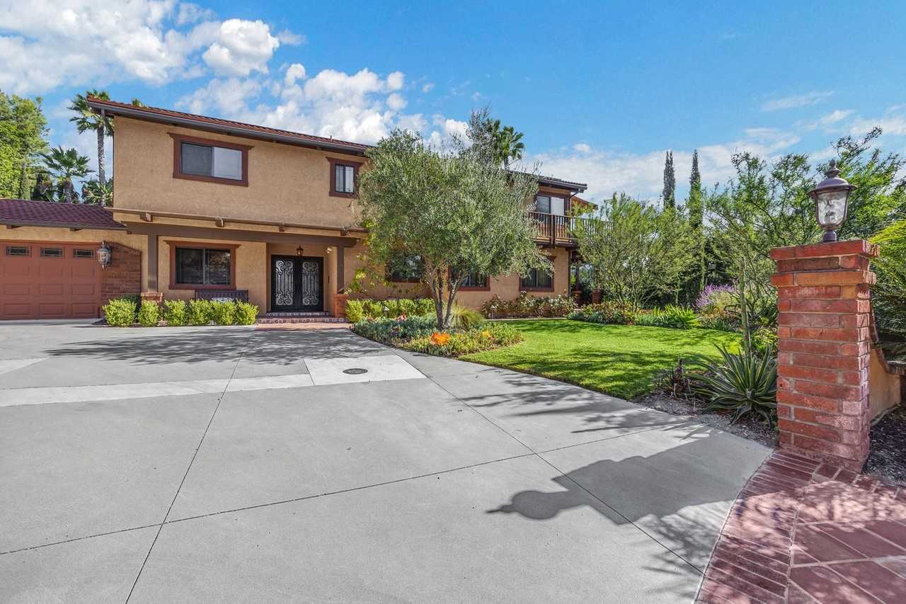 2190 Choral Dr - Photo 3 of 50