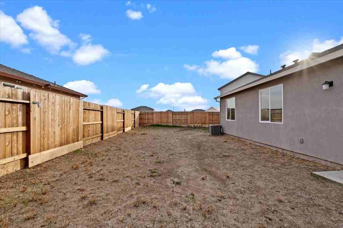 10400 Skynyrd Way - Photo 5 of 26