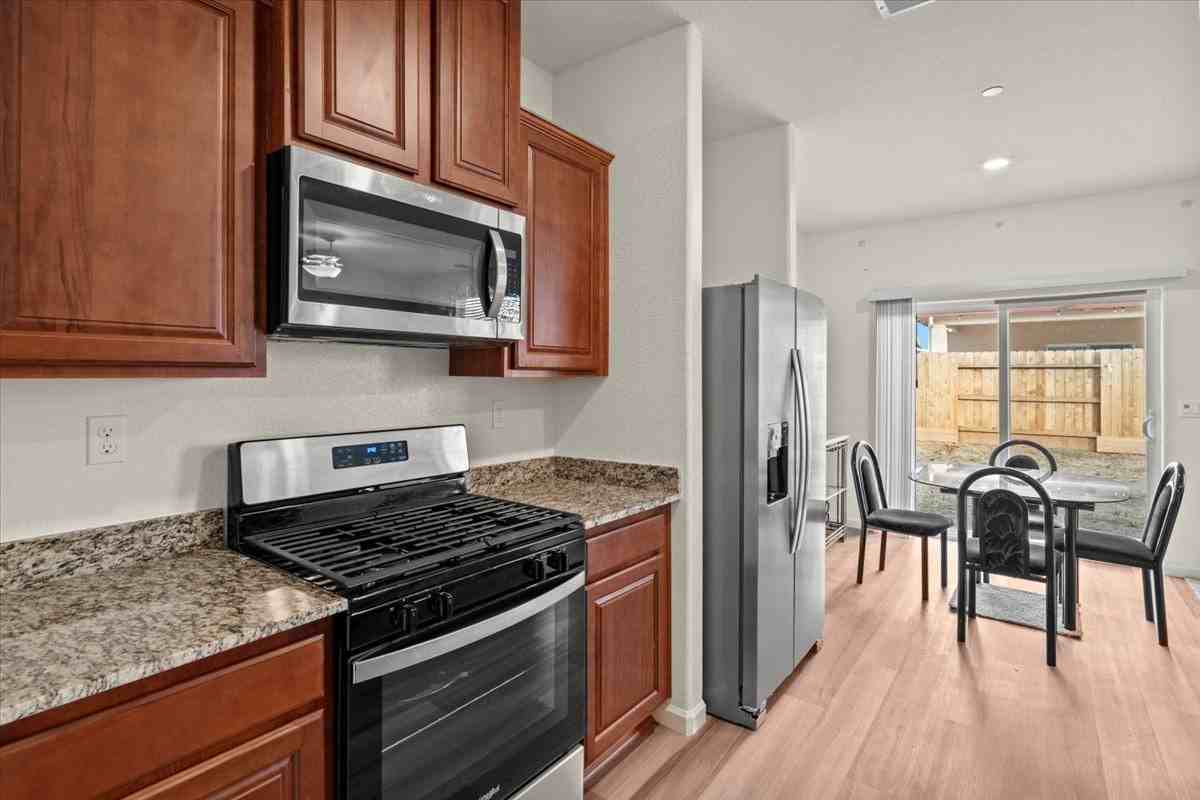 10400 Skynyrd Way - Photo 7 of 26