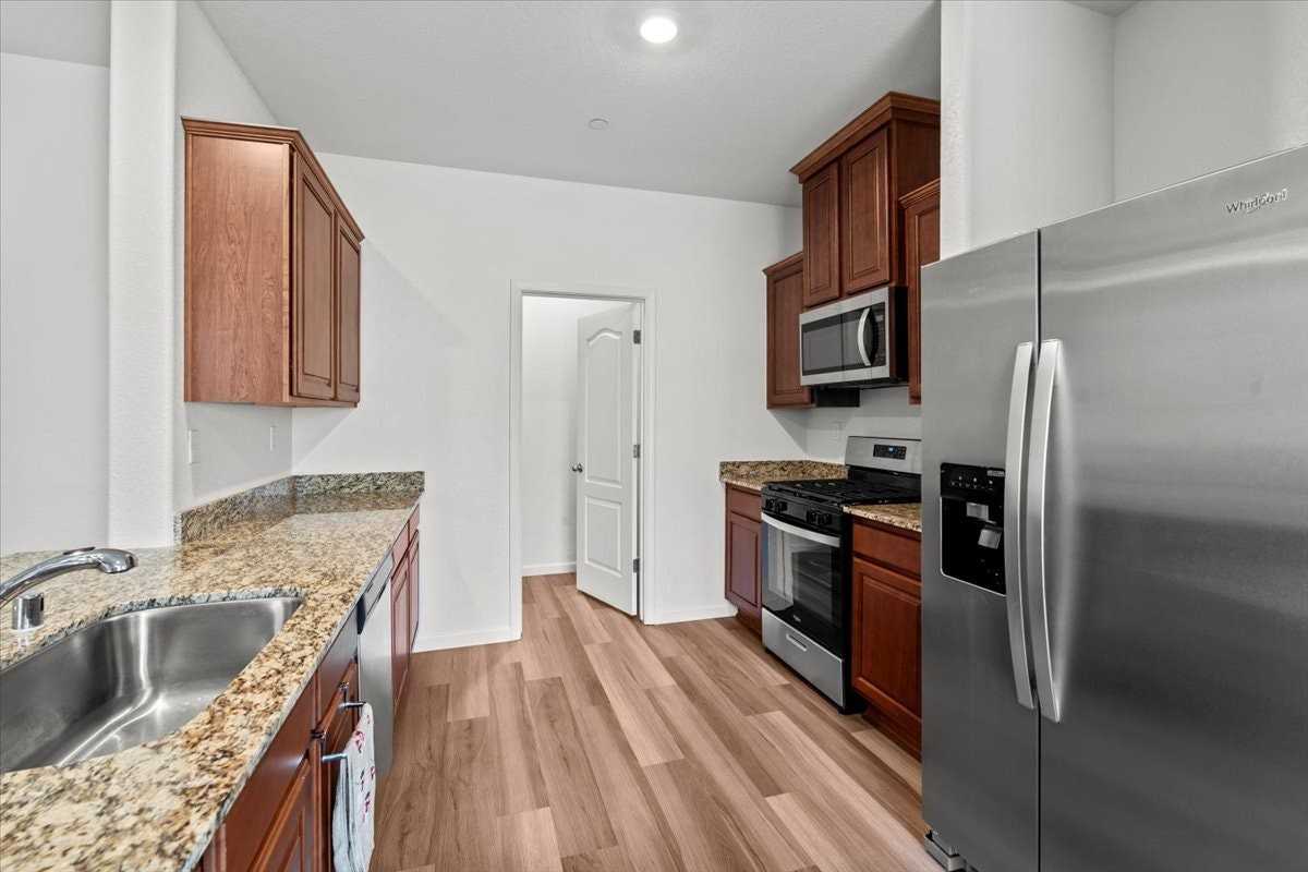 10400 Skynyrd Way - Photo 6 of 27