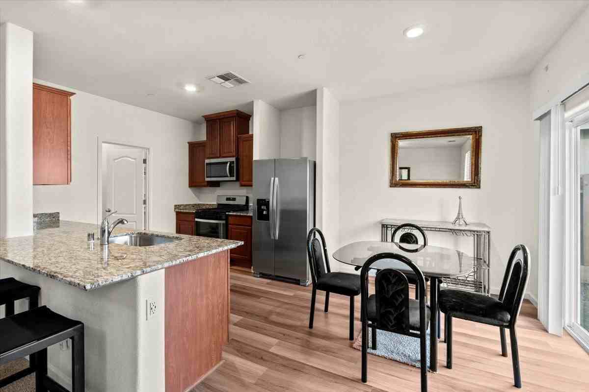 10400 Skynyrd Way - Photo 7 of 27