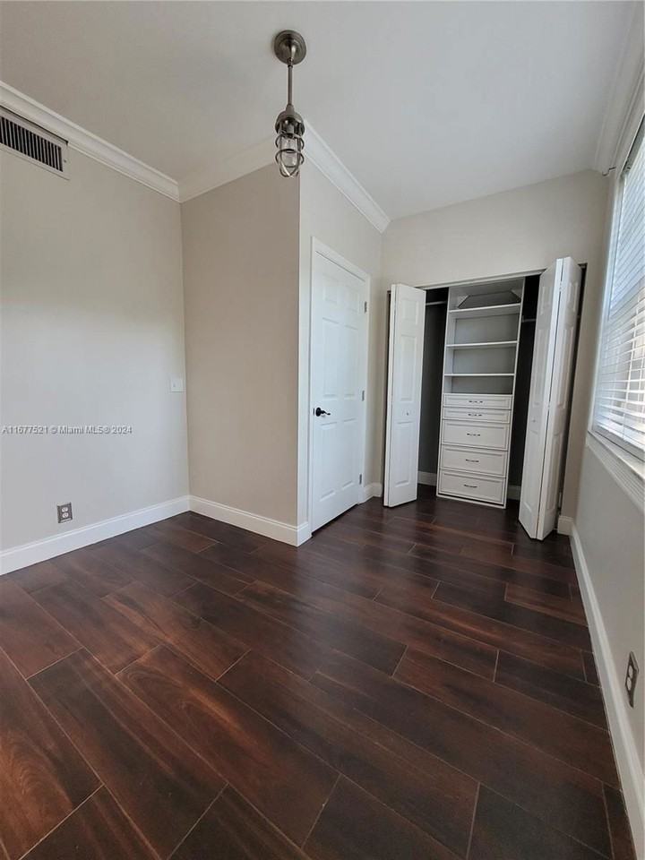 205 Mallory Ct #205 - Photo 3 of 8