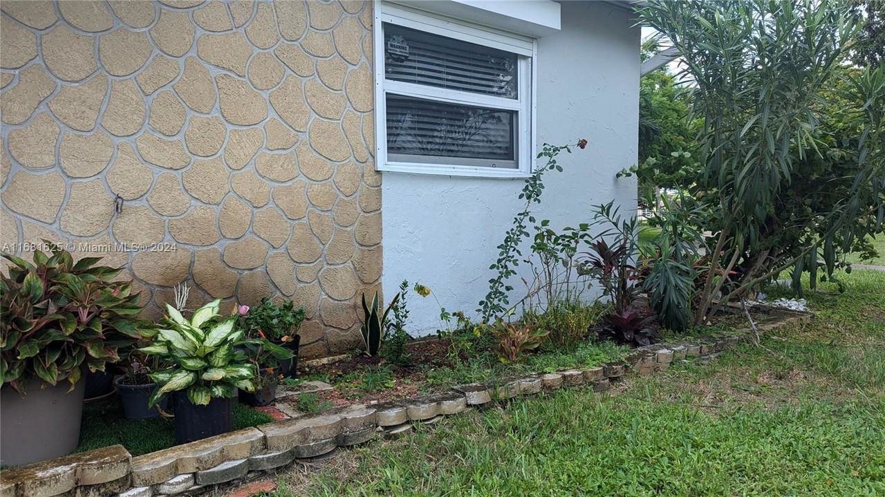 2621 Sw Natura Ave - Photo 2 of 8