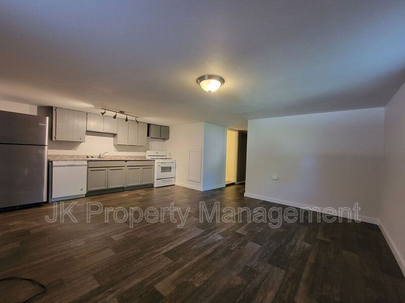 2027 Smelter Ave Ne #06 - Photo 3 of 25