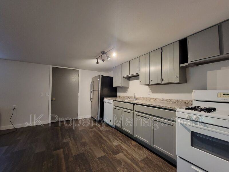 2027 Smelter Ave Ne #06 - Photo 5 of 25