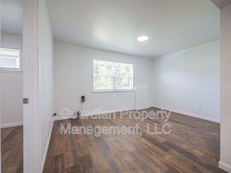 1121 N College Dr #3 - Photo 4 of 13