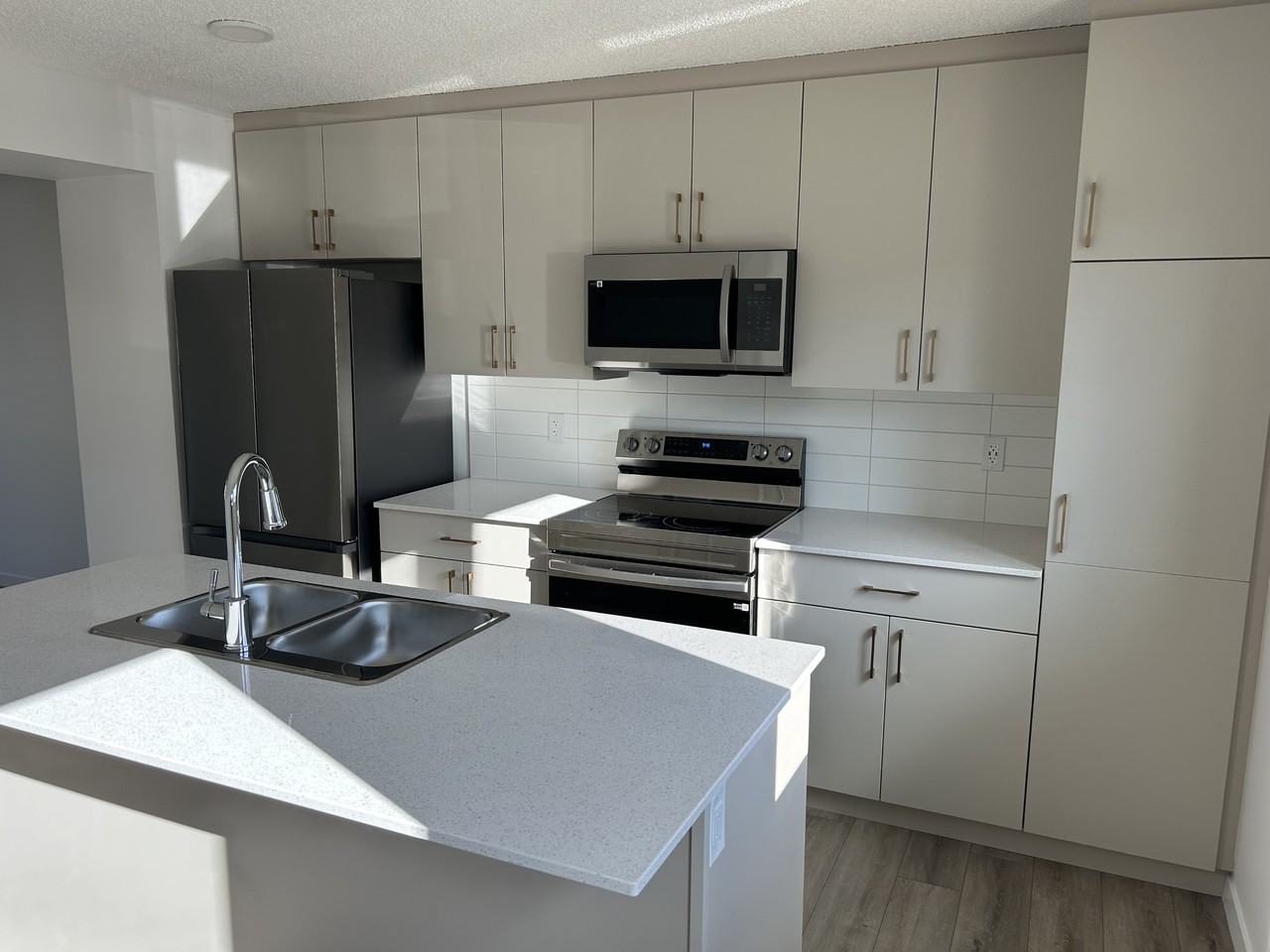 13701 20 St Nw - Photo 2 of 20