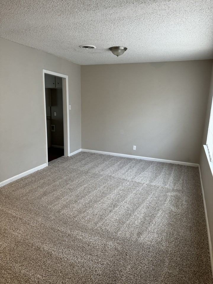 5300 Mallory Dr - Photo 3 of 29
