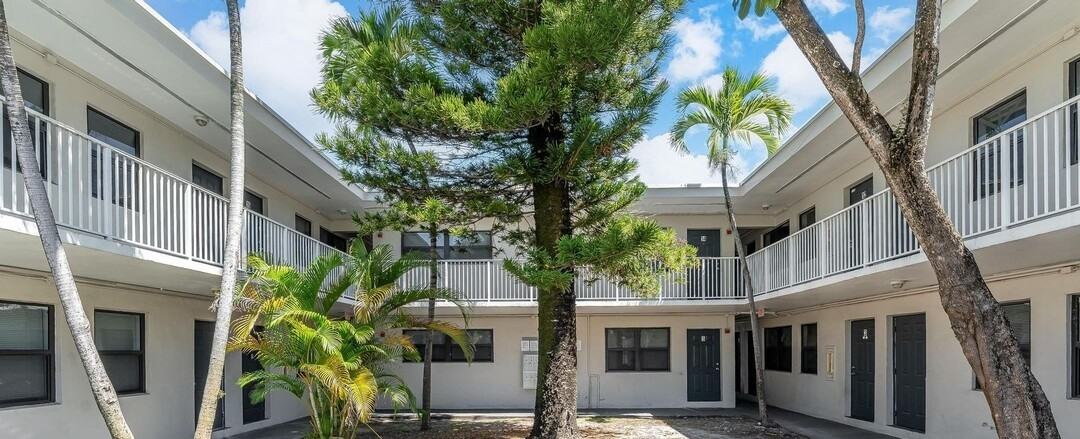 1525 Ne 135Th St - Photo 3 of 33