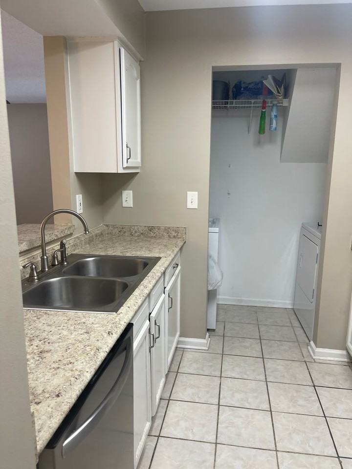 343 Gainsborough Sq - Photo 5 of 21