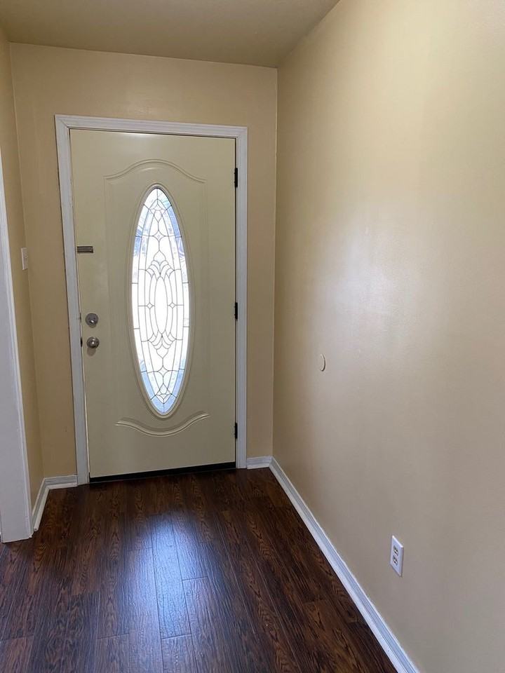2116 Robert E Lee Blvd - Photo 2 of 13