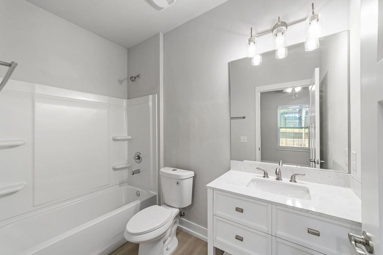 318 Northwest 8th Street - Photo 4 of 5