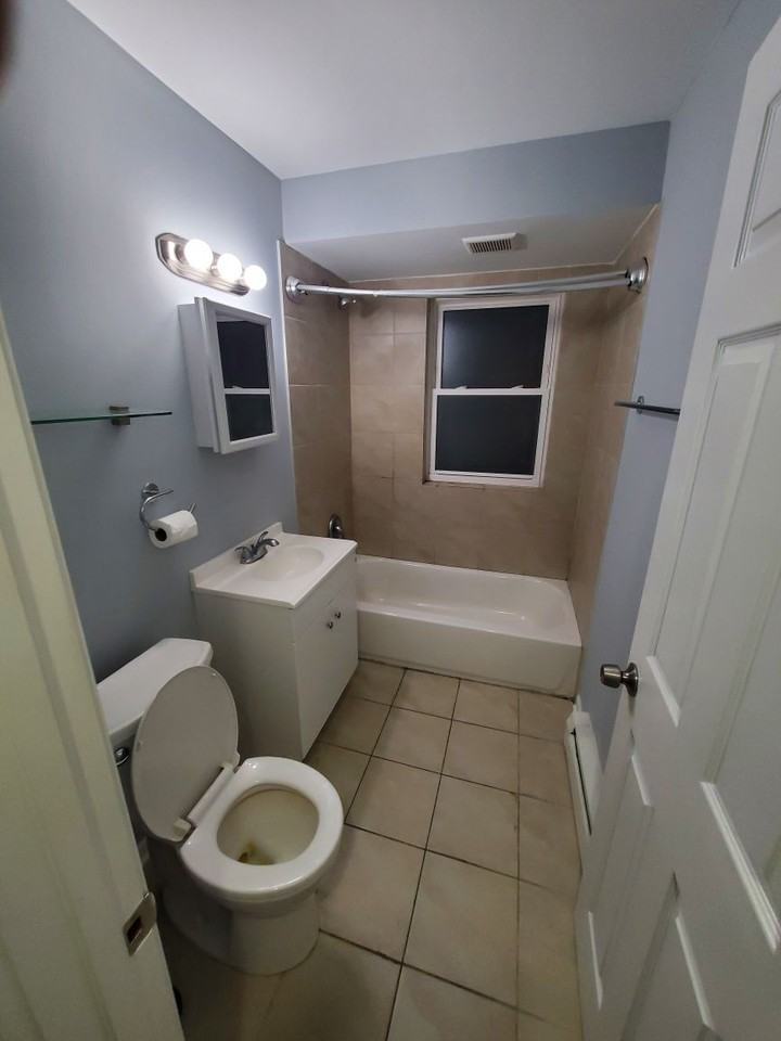 1034 E Division St #D - Photo 2 of 9