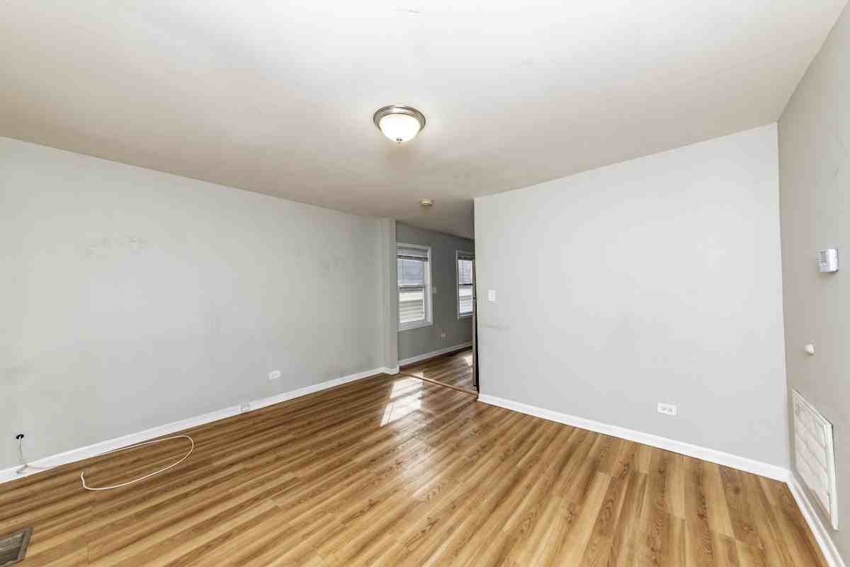 1431 W Flournoy St #1R - Photo 2 of 11