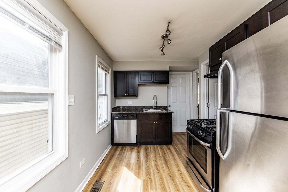 1431 W Flournoy St #1R - Photo 5 of 11