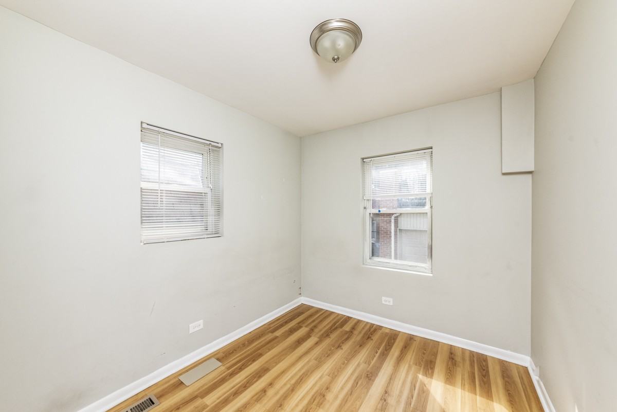 1431 W Flournoy St #1R - Photo 7 of 11