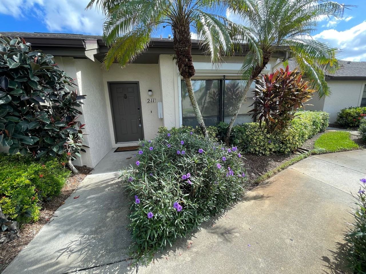 211 Deerwood Cir - Photo 2 of 36