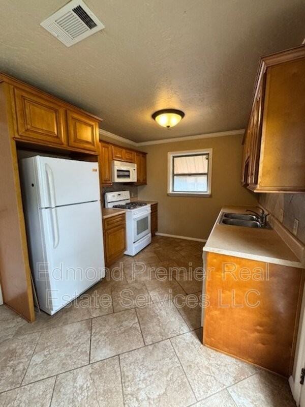 2829 Lakeside Dr - Photo 2 of 6