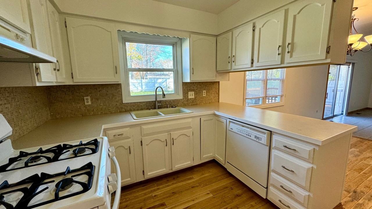 2157 Bayham Dr Se - Photo 3 of 20