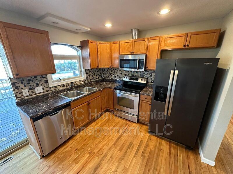 600 W Poor St - Photo 2 of 34