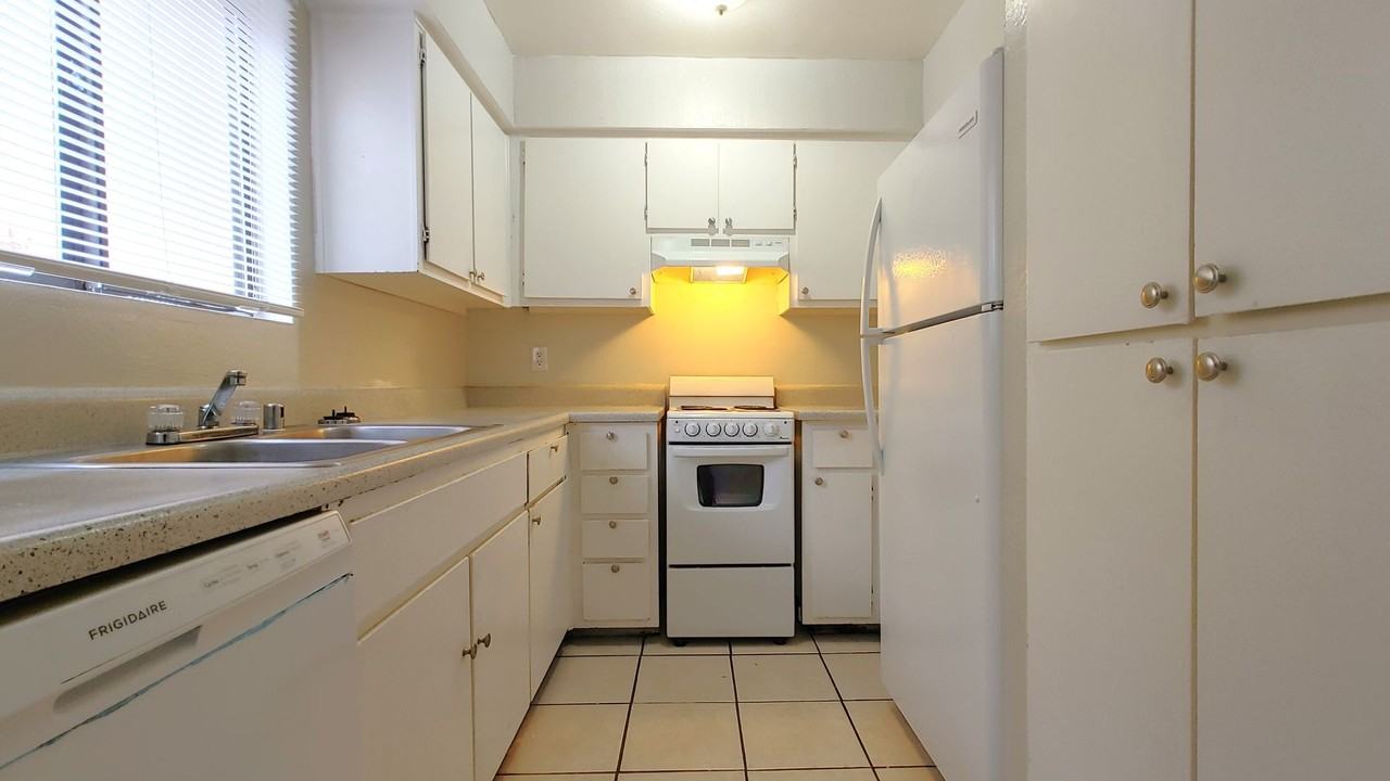 Lomas Townhouse Apartments - Photo 3 of 18