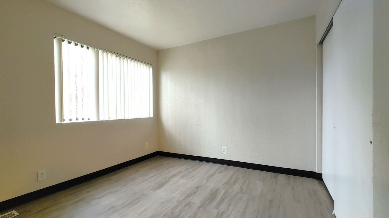 Lomas Townhouse Apartments - Photo 4 of 18