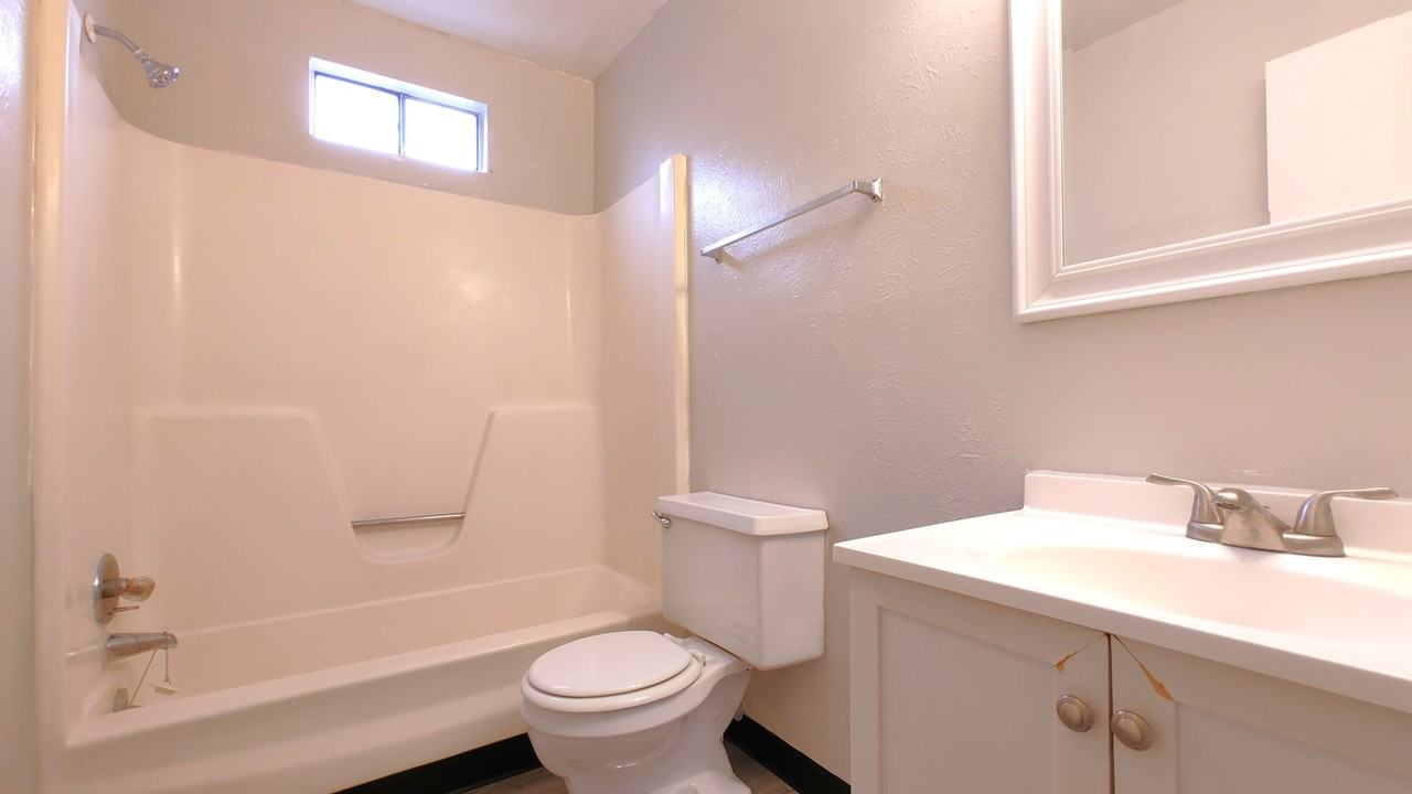 Lomas Townhouse Apartments - Photo 5 of 18