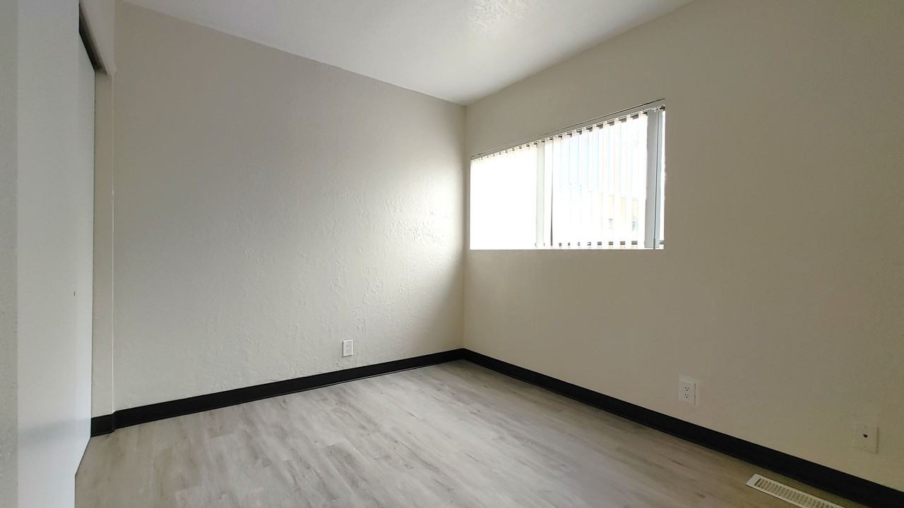 Lomas Townhouse Apartments - Photo 6 of 18